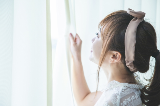 朝日を浴びる女性