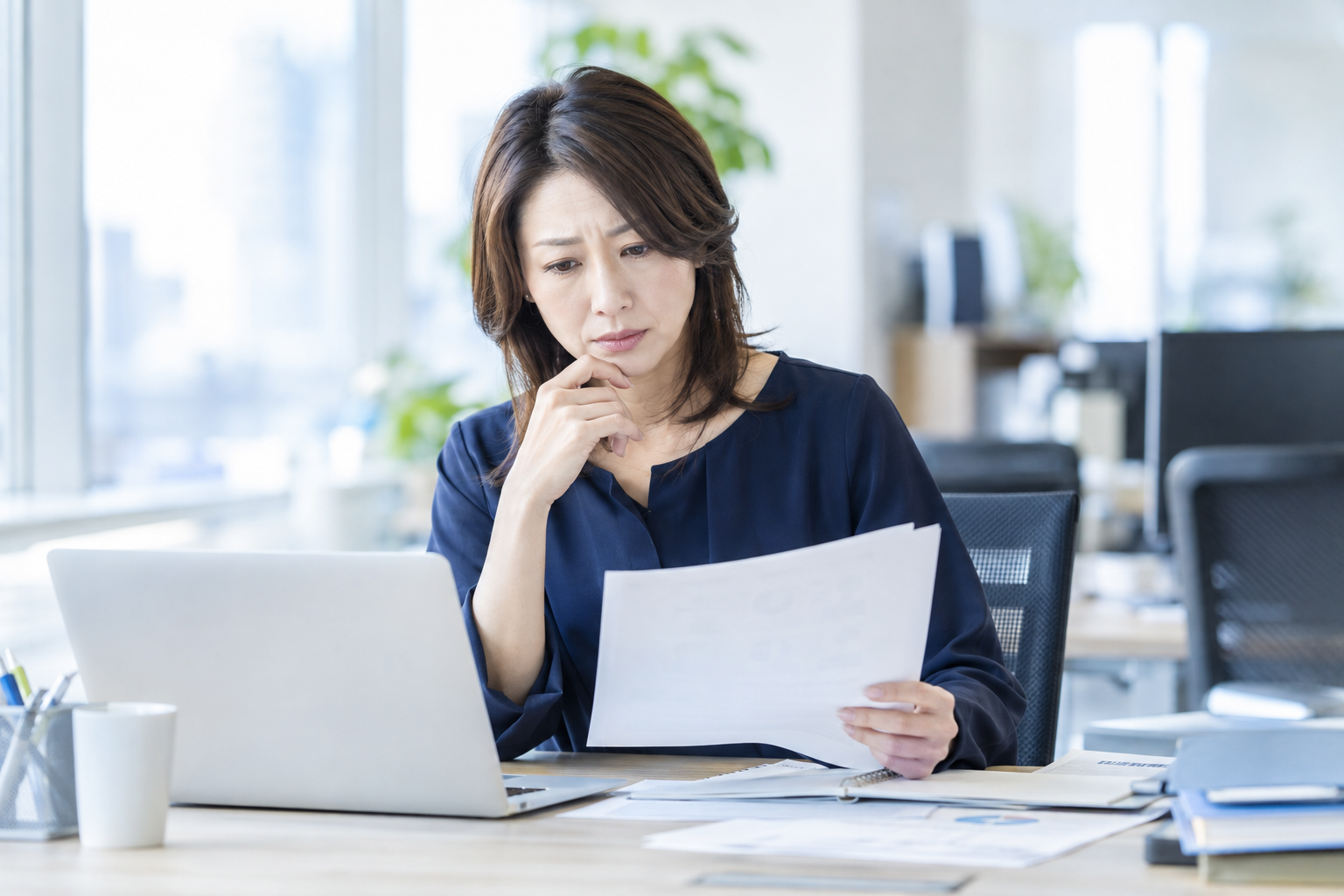 仕事の責任や失敗を不安に感じる働く女性